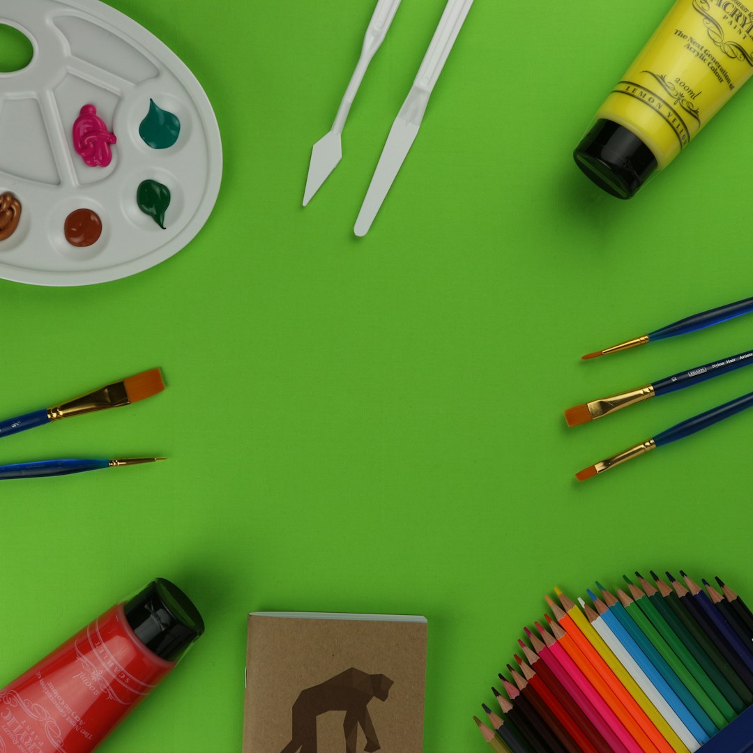 Pinceles, pinturas y lápices de colores para crear