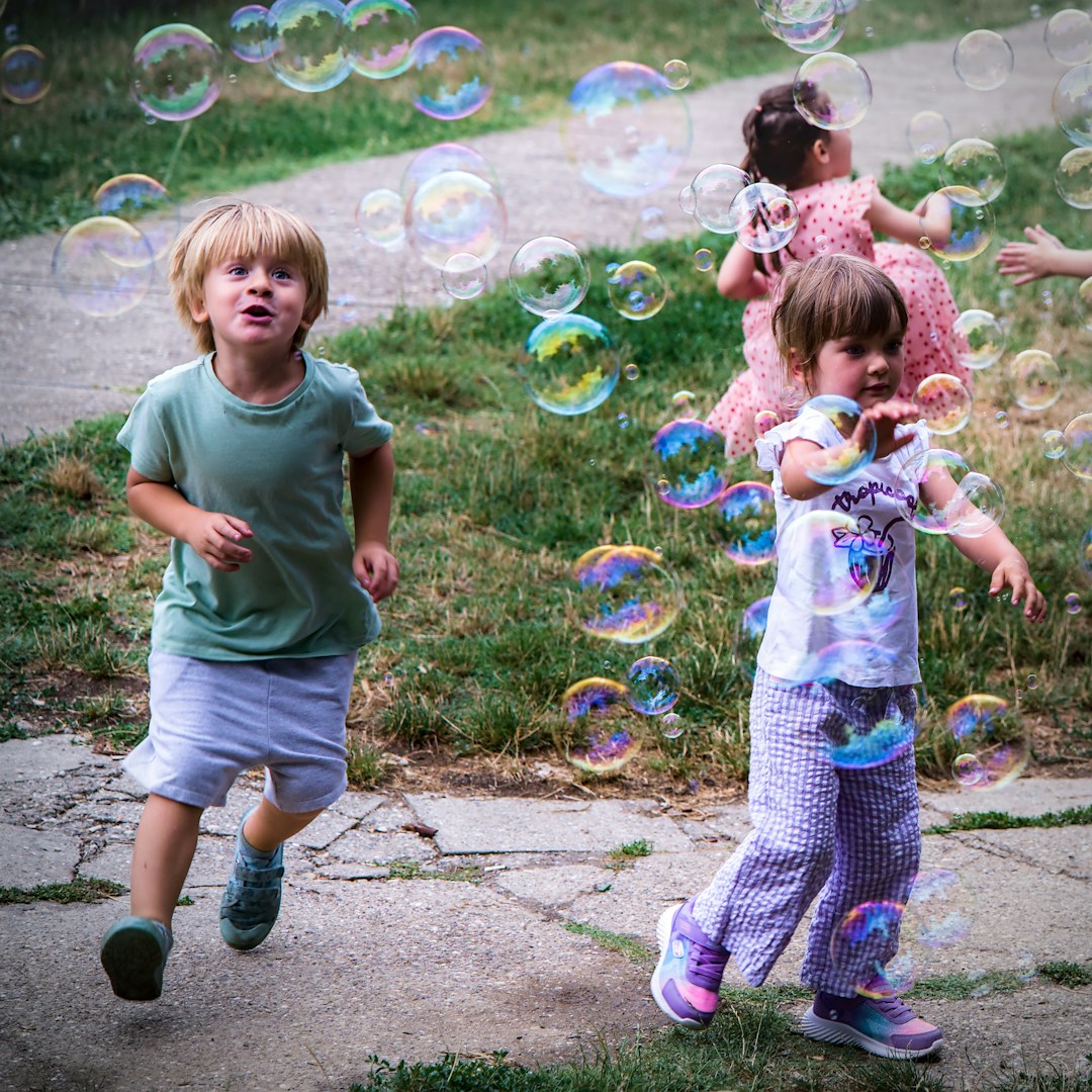 Niños jugando con burbujas al aire libre